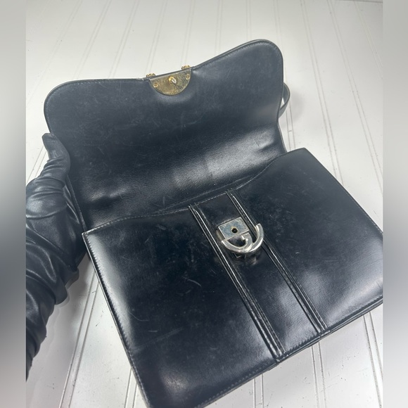 Gucci Black Leather Shoulder Bag with Gold Accent - Picture 9 of 14